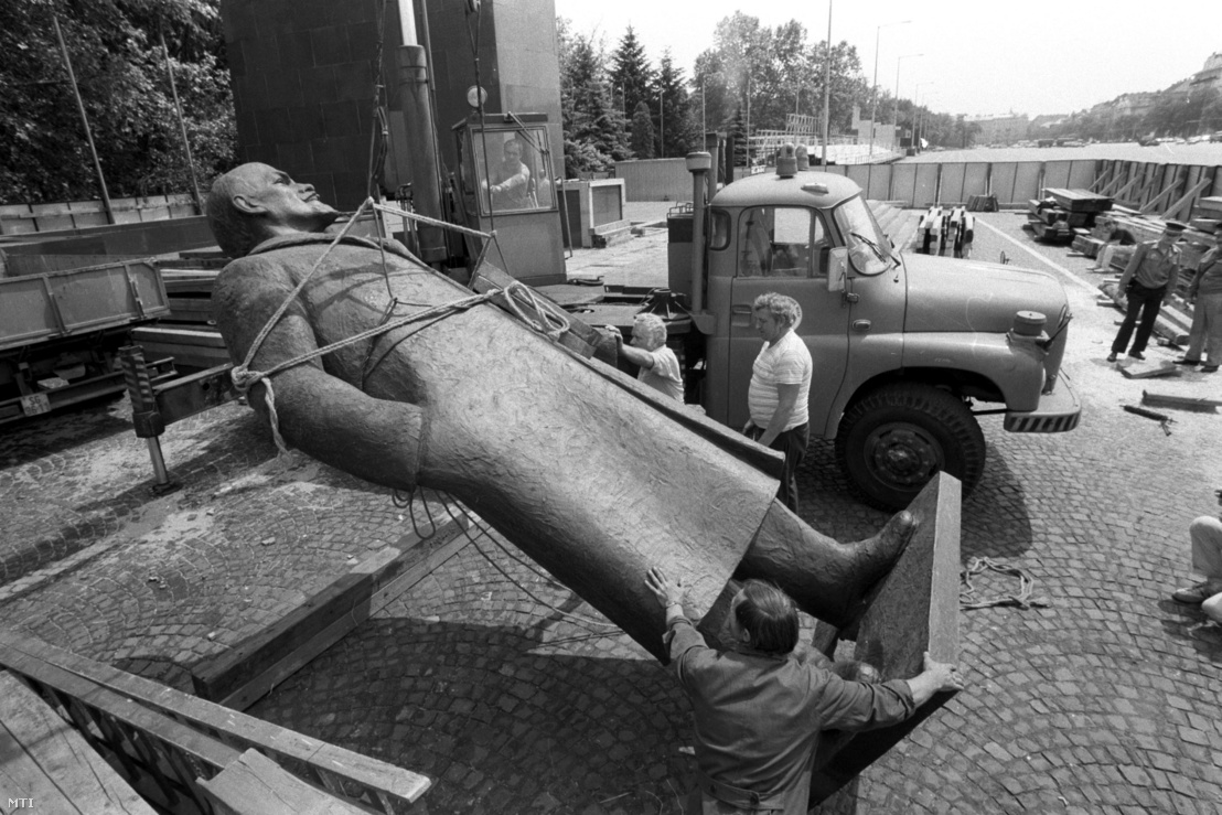 Darus kocsi tartja a talapzatáról leemelt Dózsa György úti Lenin-szobrot, melyet elszállítottak eredeti helyéről Budapesten, 1989. május 31-én