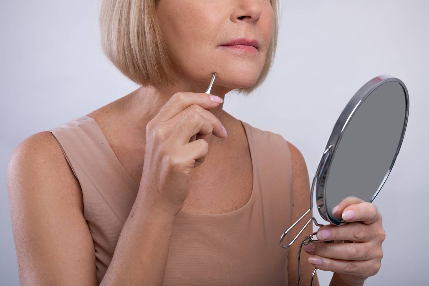 Az állon megjelenő erős szőrszálak kialakulhatnak a menopauza során, de a PCOS, az inzulinrezisztencia, illetve a gyakran ezekkel járó magas tesztoszteronszint járhat hasonló következményekkel. A szőrösödés megjelenhet az ajkak fölött és a mellbimbó körül is.