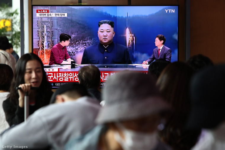 Kim Dzsongun bejelenti Észak-Korea rakétakilövését. (Fotó: Chung Sung-Jun / Getty Images Hungary)