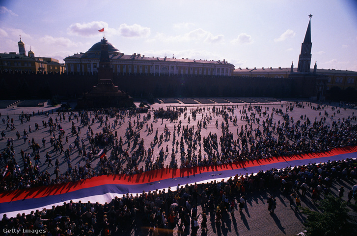 Tüntetők az Orosz Föderáció zászlaját tartják a Kreml előtt 1991 augusztusában