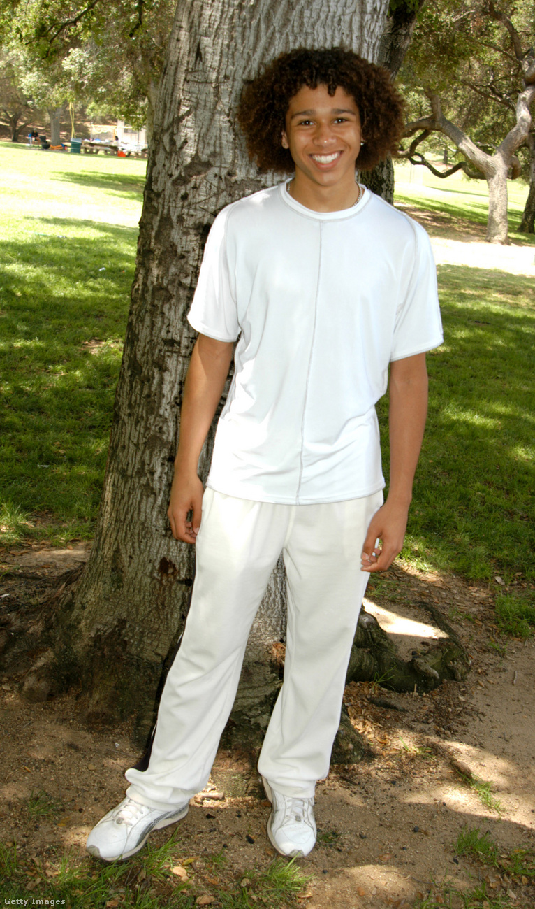 Troy legjobb barátját, Chad Dantforthot a 2006-ban 17 éves Corbin Bleu
