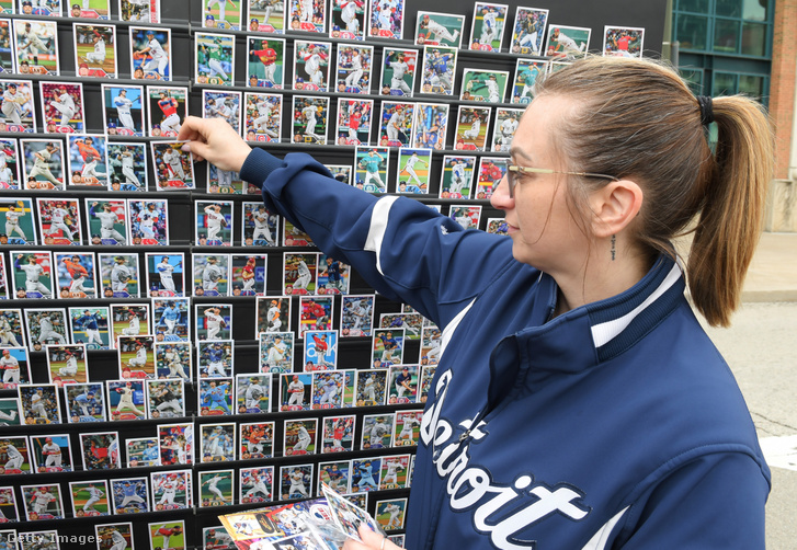 Egy gyűjtő baseballkártyákat cserél a 2023-as Topps Truck Tour promócióján a Baltimore Orioles és a Detroit Tigers egyik meccsén a Comerica Parkban 2023. április 29-én