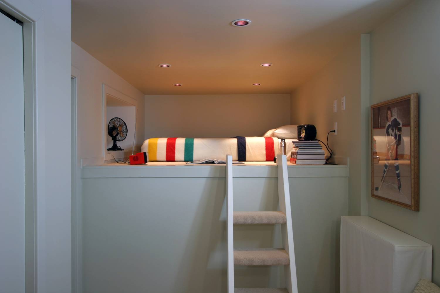 A legelterjedtebb megoldás a galériák berendezésére a minimális bútorzat, ami gyakran csak az alváshoz szükséges ágyat jelenti egy-két spot lámpával.