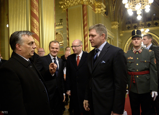 Orbán Viktor magyar, Donald Tusk lengyel, Bohuslav Sobotka cseh és Robert Fico szlovák miniszterelnök (b-j) a rendkívüli visegrádi miniszterelnöki csúcstalálkozó előtt az Országházban