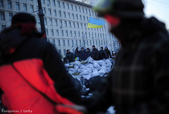 Tüntetők a barikádok tetején a Grusevszkaja utcában, Kijevben, 2014. január 29-én.