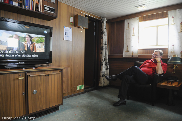 Az Ymer svéd jégtörő kapitánya tévézéssel tölti szabadidejét a Botteni-öböl vizein.