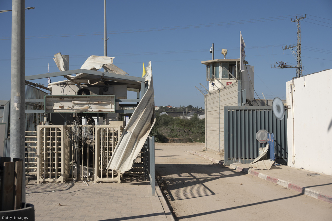 A Hamász által 2023. október 7-én megrongált határátkelő Erez mellett