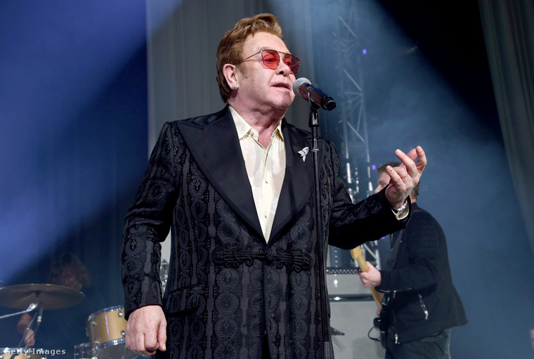 A világszerte ismert popzenész, Elton John több millió fontot adományozott már HIV-ben és AIDS-ben szenvedők részére