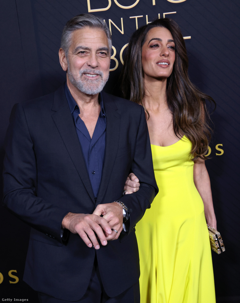 George Clooney 2010-ben humanitárius díjat kapott az Amerikai Államtól jótékonysági tevékenységeiért