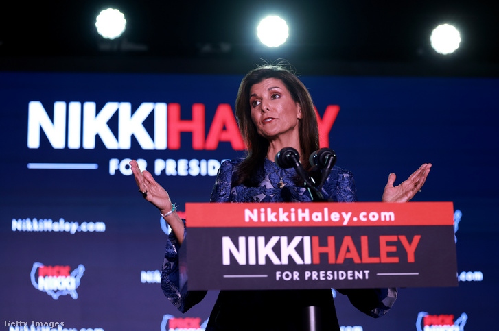 Nikki Haley republikánus elnökjelölt beszédet mond az éjszakai előválasztáson a Grappone Konferencia Központban, New Hampshire-ben 2024. január 23-án