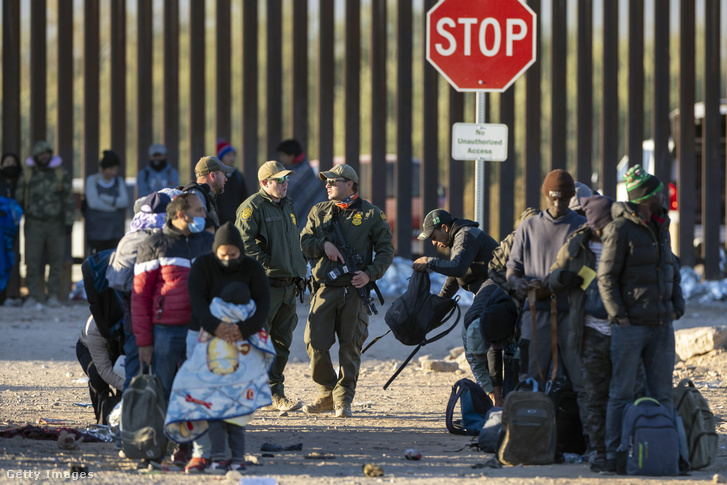 Az amerikai határőrség ügynökei felügyelik a bevándorlók elszállítását az USA–Mexikó-határról 2023. december 7-én