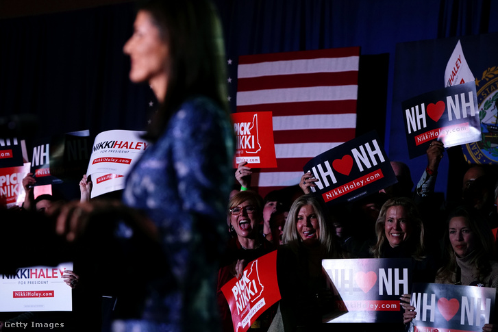 A New Hampshire-i előválasztás éjszakai rendezvényén Nikki Haley támogatói 2024. január 23-án