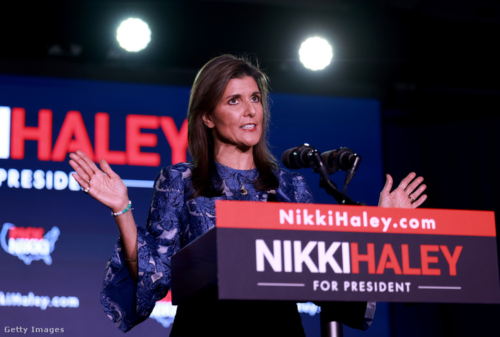 Nikki Haley republikánus elnökjelölt beszédet mond a Grappone Konferenciaközpontban tartott előválasztáson 2024. január 23-án