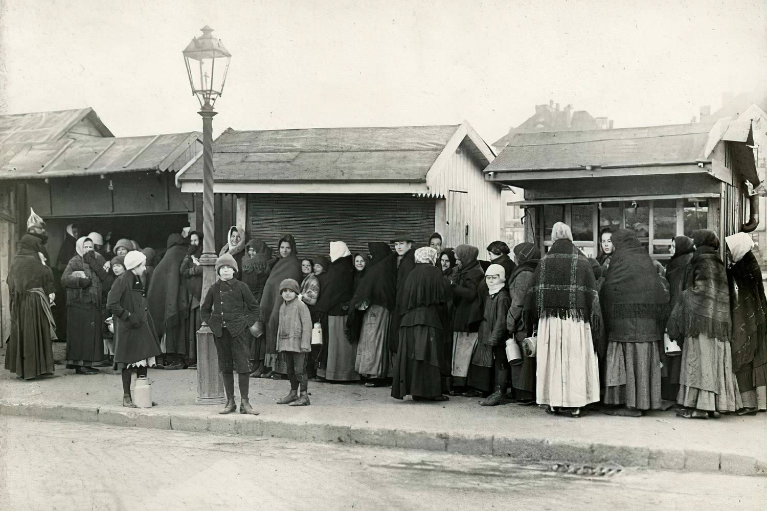 1915 - Teleki László tér, nők és gyermekek tejért állnak sorba.