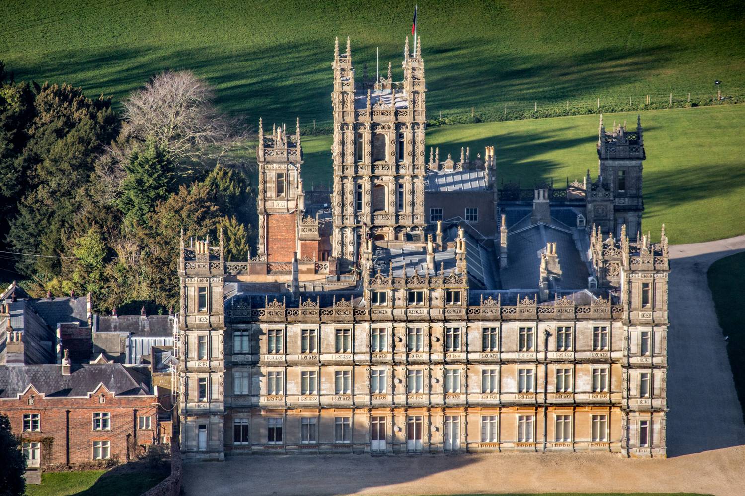 A népszerű brit sorozat, a Downtown Abbey forgatási helyszínéül szolgáló Highclere Castle lett az összesített győztes, ami több mint 585 ezer posztot számlál az Instagramon.