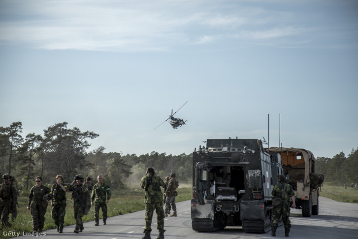 Amerikai és svéd katonák helikopteren evakuálnak egy sebesült bajtársat, miközben részt vesznek a Baltops 22 elnevezésű háborús szimuláción, a Baltikum éves hadgyakorlatán 2022. június 9-én