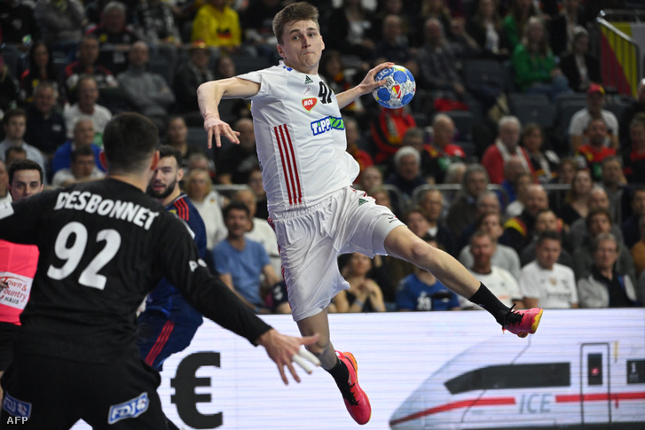 Imre Bence a férfi kézilabda olimpiai kvalifikációs Európa-bajnokság középdöntőjének negyedik fordulójában játszott Franciaország - Magyarország mérkőzésen