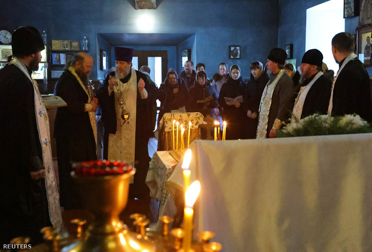 Egy ortodox pap istentiszteletet tart a lezuhant orosz Il-76 katonai szállítógépen elhunytak tiszteletére a Belgorodi régióban található Jablonovo falu templomában 2024. január 24-én
