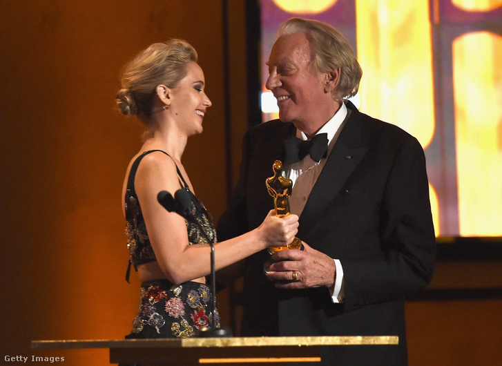 Az akadémia Életműdíját Jennifer Lawrence adta át Sutherlandnek 2017-ben.