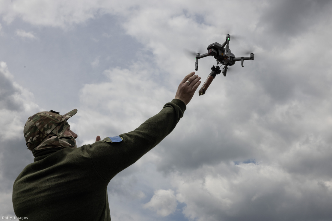 Ukrán katonák megtanulnak bombákkal felszerelt drónokat vezetni 2023. május 12-én
