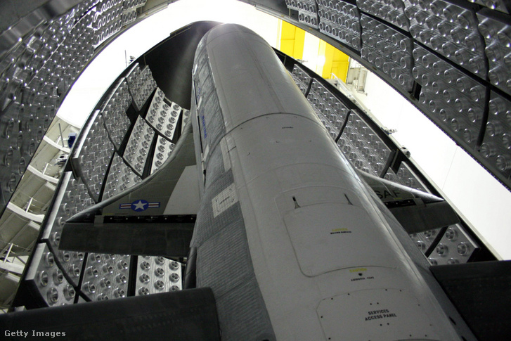 Az amerikai hadsereg szigorúan titkos automata űrsiklója, az X-37 a floridai Titusille-ben 2010 áprilisában