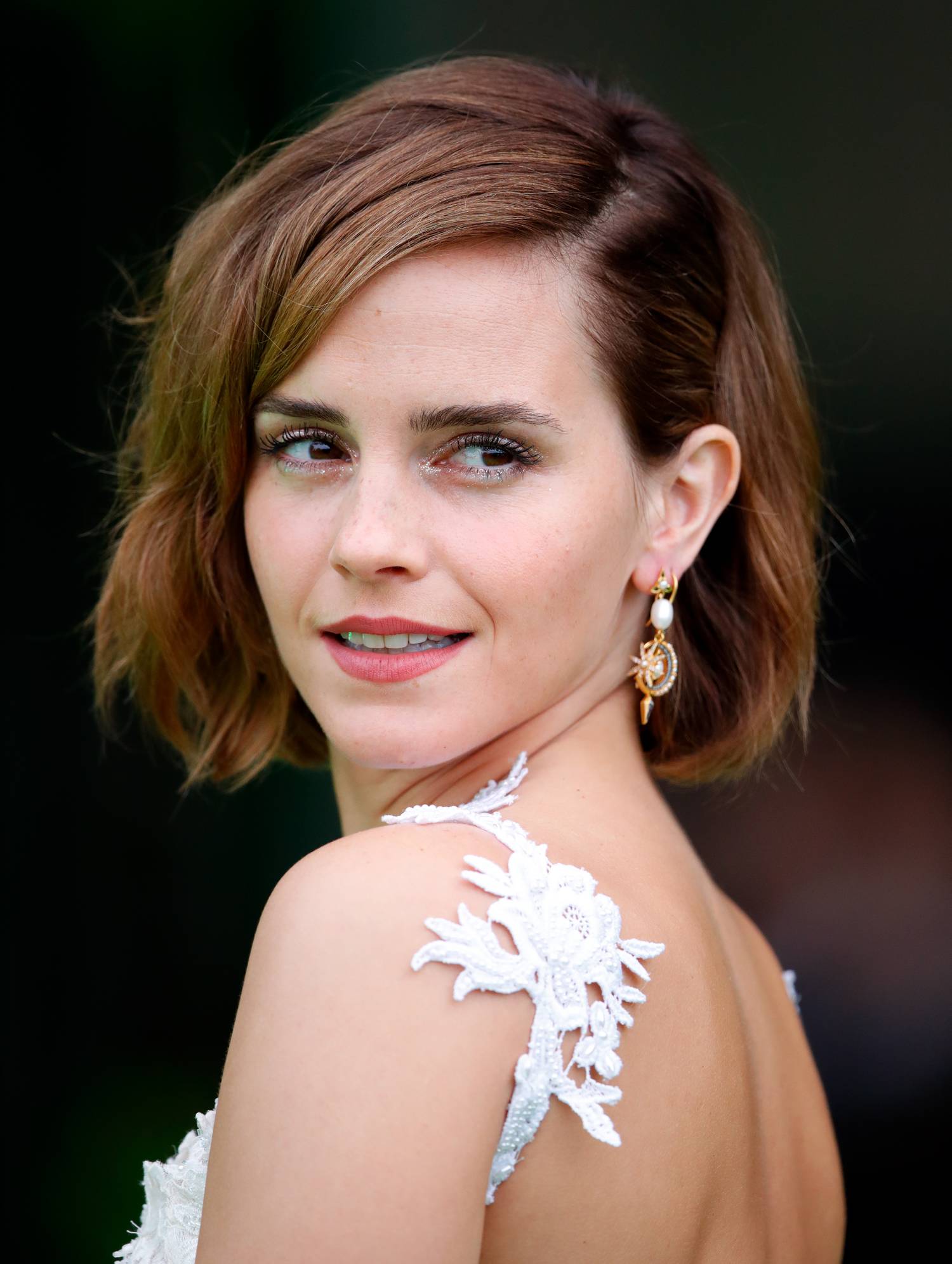 Bár a Harry Potter-filmek magabiztos Hermionéjaként ismerte meg a nagyvilág, Emma Watson sokat küzd az önbizalomhiánnyal, gondja volt a testképével, eleinte az is megviselte, hogy teljesen más karakter jelenik meg róla a címlapokon, mint amilyennek érzi magát. Azt mondja, az egyetemen töltött idő alatt sokat javult önértékelése.