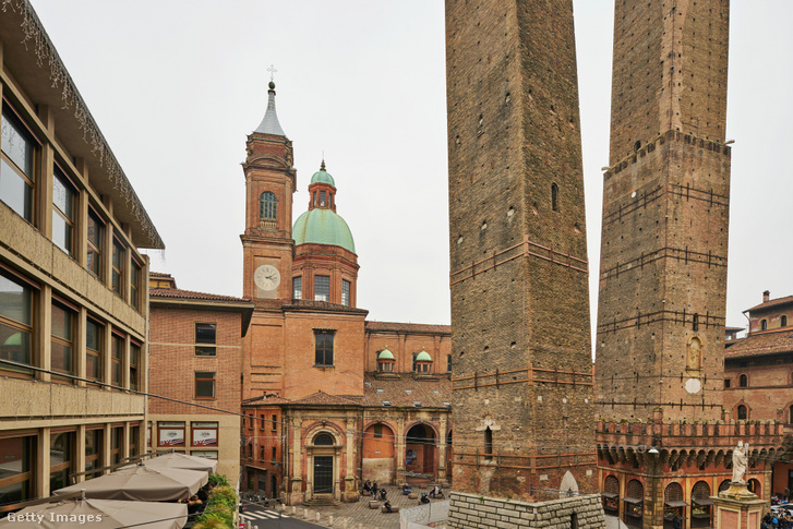 Mindkét torony meghajol a fizika törvényei előtt Bolognában