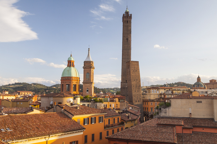 Az 1100-as évek eleje óta állja a sarat az Asinelli-torony és igencsak meggörbült kisebb társa, a Garisenda Bologna középkori centrumában