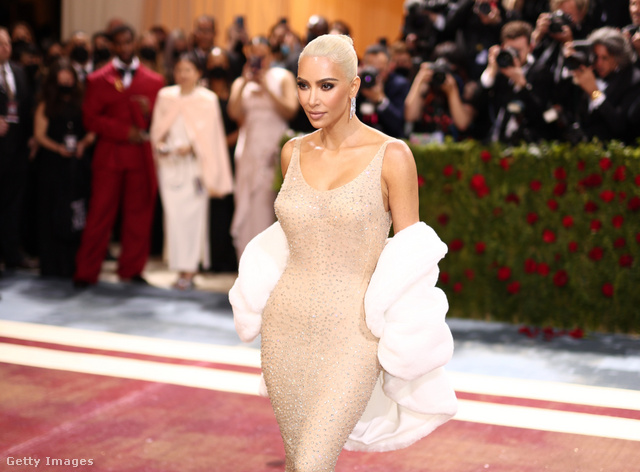 Kim Kardashian csak még híresebbé tette a Jean Louis tervezte estélyit