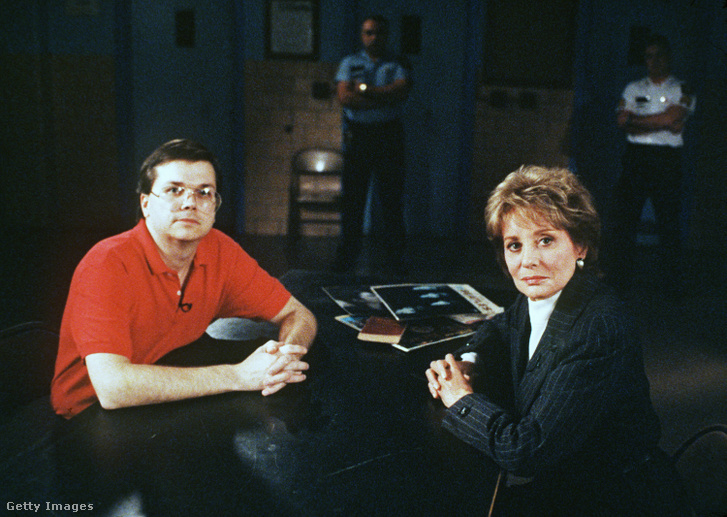 John Lennon gyilkosa Mark David Chapman (balra) interjút ad az ABC riporterének, Barbara Waltersnek 1992-ben.