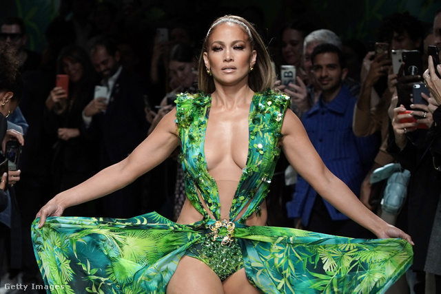 A 2020-as Milánói Fashion Weeken híressé lett Versace ruha is, meg nem is