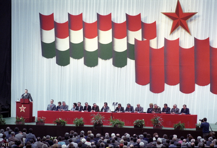 Grósz Károly, a Magyar Szocialista Munkáspárt (MSZMP) főtitkára tájékoztatást ad a pártpolitikai élet legfontosabb kérdéseiről a Budapest Sportcsarnokban 1988. november 29-én