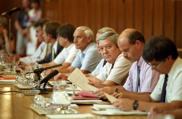 Az MSZMP delegációja a Parlamentben a Nemzeti Háromszög tárgyalásán. A középszintű politikai megbeszéléseken az MSZP tárgyalódelegációját Pozsgay Imre államminiszter vezette 1989. augusztus 25-én