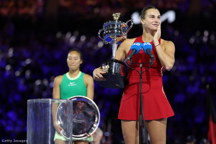 Arina Szabalenka az Australian Open díjátadóján, a háttérben Cseng Csin-venben