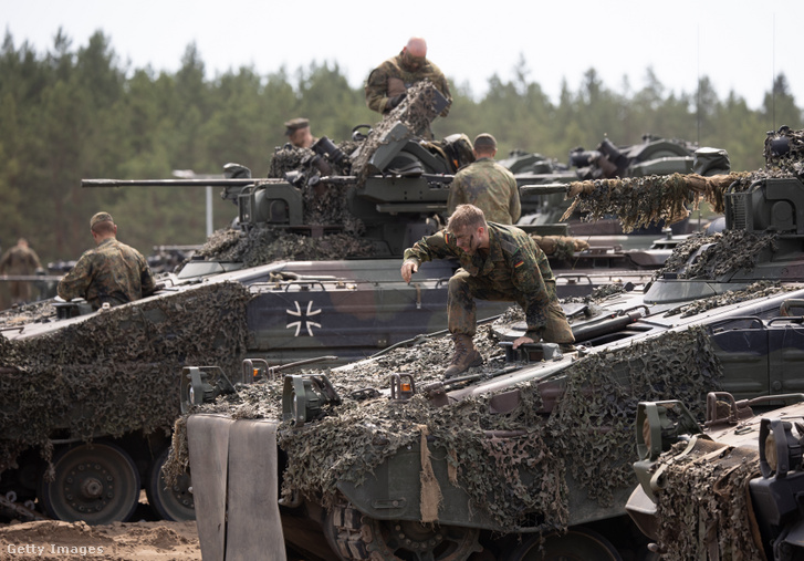 A Bundeswehr katonái egy Marder gyalogsági harcjárműben (IFV) a Griffin Storm NATO-gyakorlaton a litvániai pabradéi Adrian Rohn táborban 2023. június 25-én