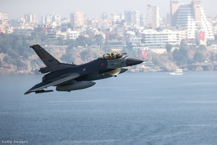 Egy török F–16-os vadászgép bemutató repülést hajt végre a Török Köztársaság fennállásának 100. évfordulója alkalmából Antalya mellett 2023. október 29-én
