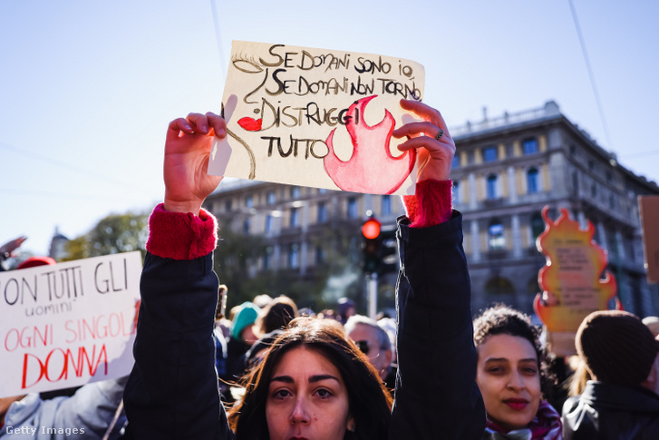 Tüntetők a Giulia Cecchettin nőgyilkosságát követő tüntetésen és a nők elleni hangos percben a Piazza Castello téren 2023. november 25-én, Milánóban