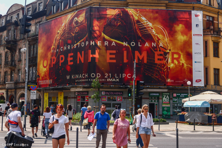 Christopher Nolan „Oppenheimer” című filmjének óriásplakátja a lengyelországi Katowicében 2023. július 20-án