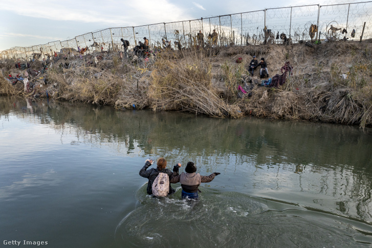 Bevándorlók gázolnak át a Rio Grandén, hogy Mexikóból Texasba, az Egyesült Államokba jussanak 2024. január 7-én