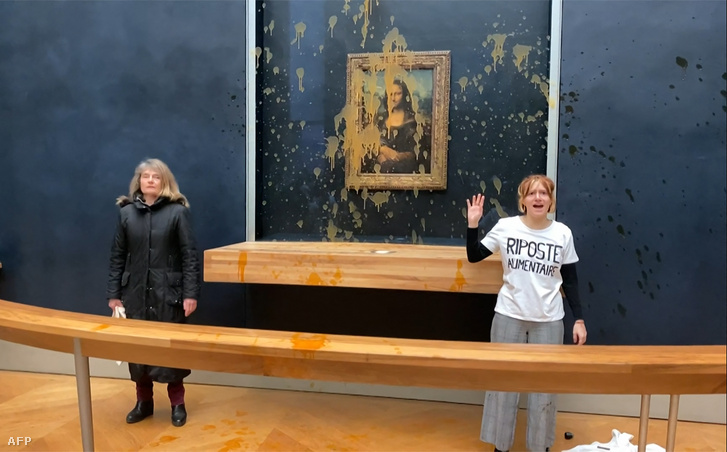 A Riposte Alimentaire (Élelmiszer-megtorlás) nevű csoport két környezetvédelmi aktivistája, amint Leonardo da Vinci Mona Lisa (La Joconde) festménye előtt állnak, miután levest öntöttek a párizsi Louvre múzeum műalkotásaira 2024. január 28-án