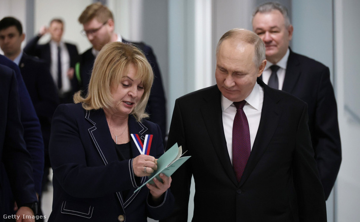 Vlagyimir Putyin orosz elnök érkezik az orosz Központi Választási Bizottsághoz, hogy benyújtsa a dokumentumot, amellyel hivatalosan is független jelöltként jelentkezik a 2024-es elnökválasztáson