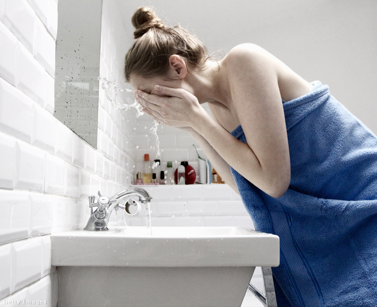 Akik a reggelt egy hideg vizes arcmosással indítják, kevésbé érzik magukat fáradtnak ezt követően. (Fotó: Flashpop / Getty Images Hungary)
