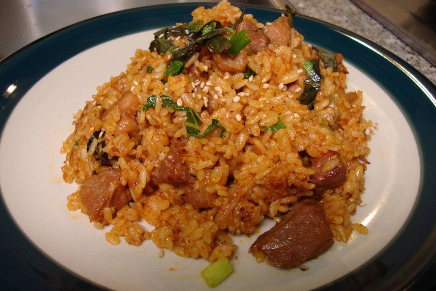 A bácskai rizses hús alapja egy jó szaftos pörkölt, amelyben a rizsszemek puhára főnek.