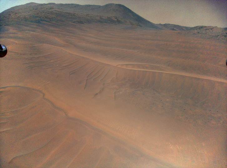 Az Ingenuity utolsó hivatalos fotója a Mars homokdűnéiről, amely 2023. december 22-én a 70. repülés során készült