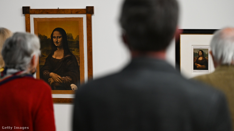 Marcel Duchamp „bajszos Mona Lisája” egy frankfurti kiállításon. (Fotó: picture alliance / Getty Images Hungary)