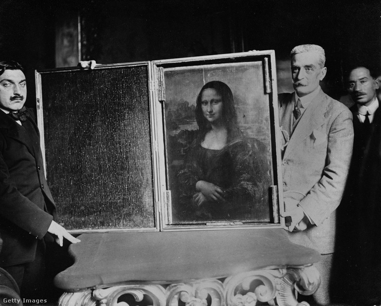 Két férfi visszaviszi az ellopott Mona Lisát a Louvre-ba 1914-ben. (Fotó: Roger Viollet / Getty Images Hungary)