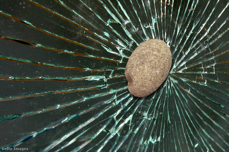 A kő betörte a festményt őrző üveget. (Fotó: MilosCirkovic / Getty Images Hungary)