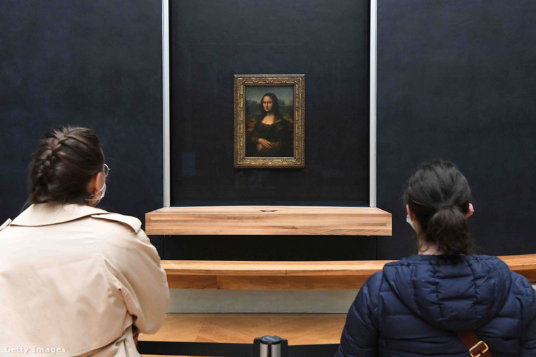 A Mona Lisa a Louvre-ban. (Fotó: China News Service / Getty Images Hungary)