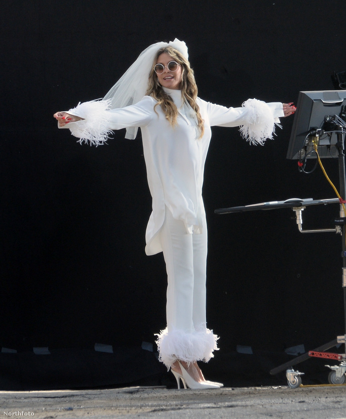 Heidi Klum Los Angelesben forgatott egy modern esküvői ruhában a Germany's Next Top Model című realityhez