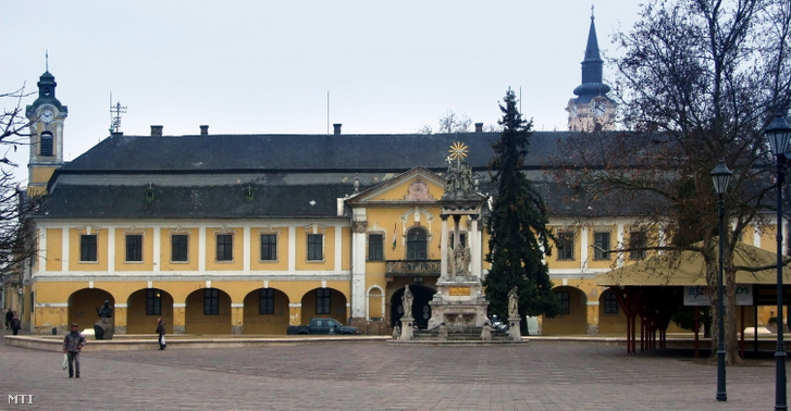 A Városháza barokk épülete Esztergom főterén, a Széchenyi tér 1.-ben